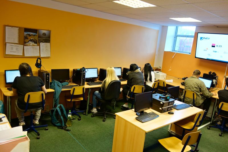 Žáci pracují na počítačích v učebně během soutěže Ekonomická olympiáda.